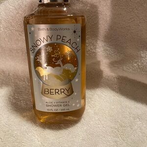 Bath and body Works, snowy peach, berry, aloe and vitamin E shower gel 10Oz.NEW